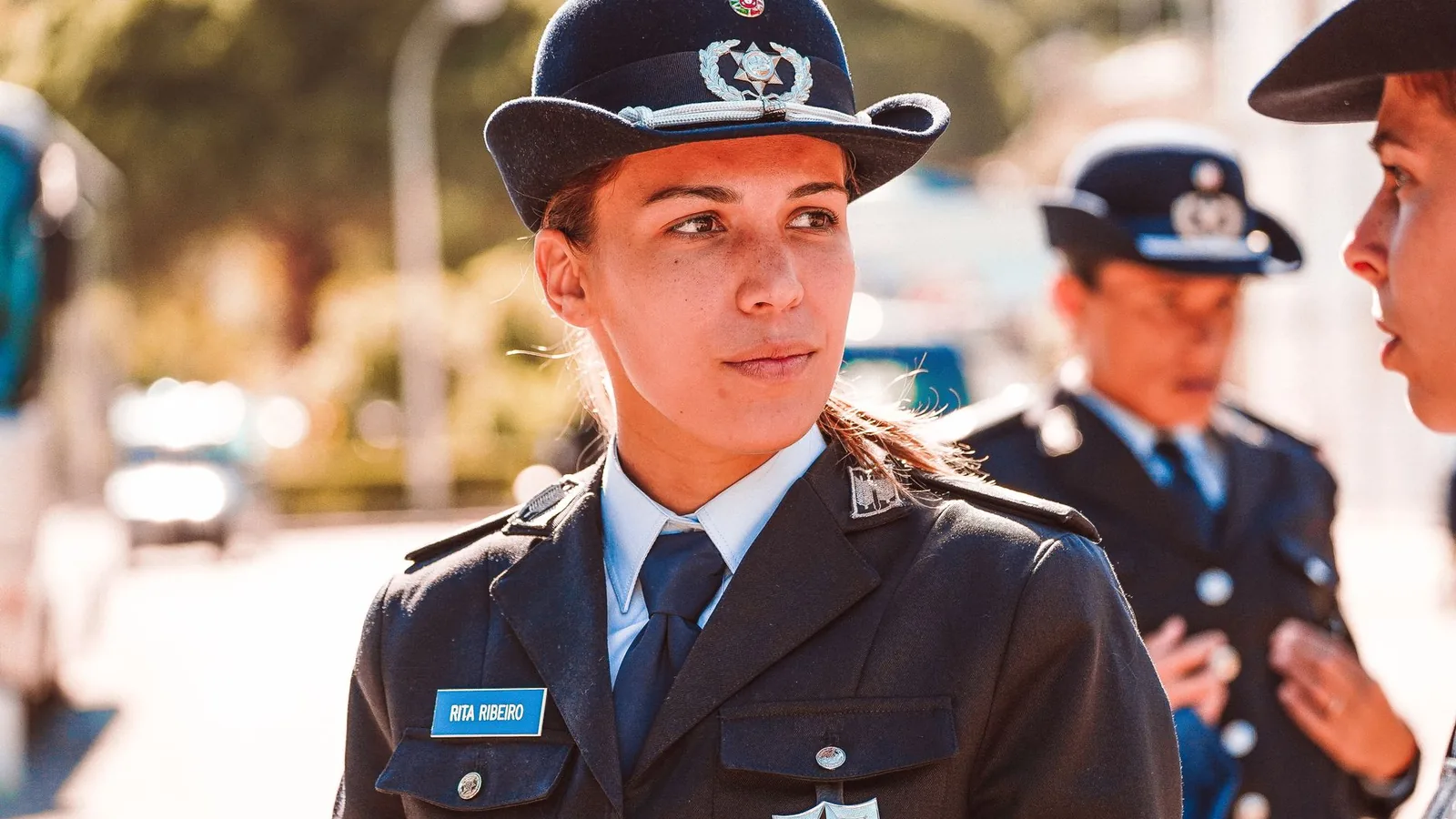 Polițistă în uniformă de ceremonie