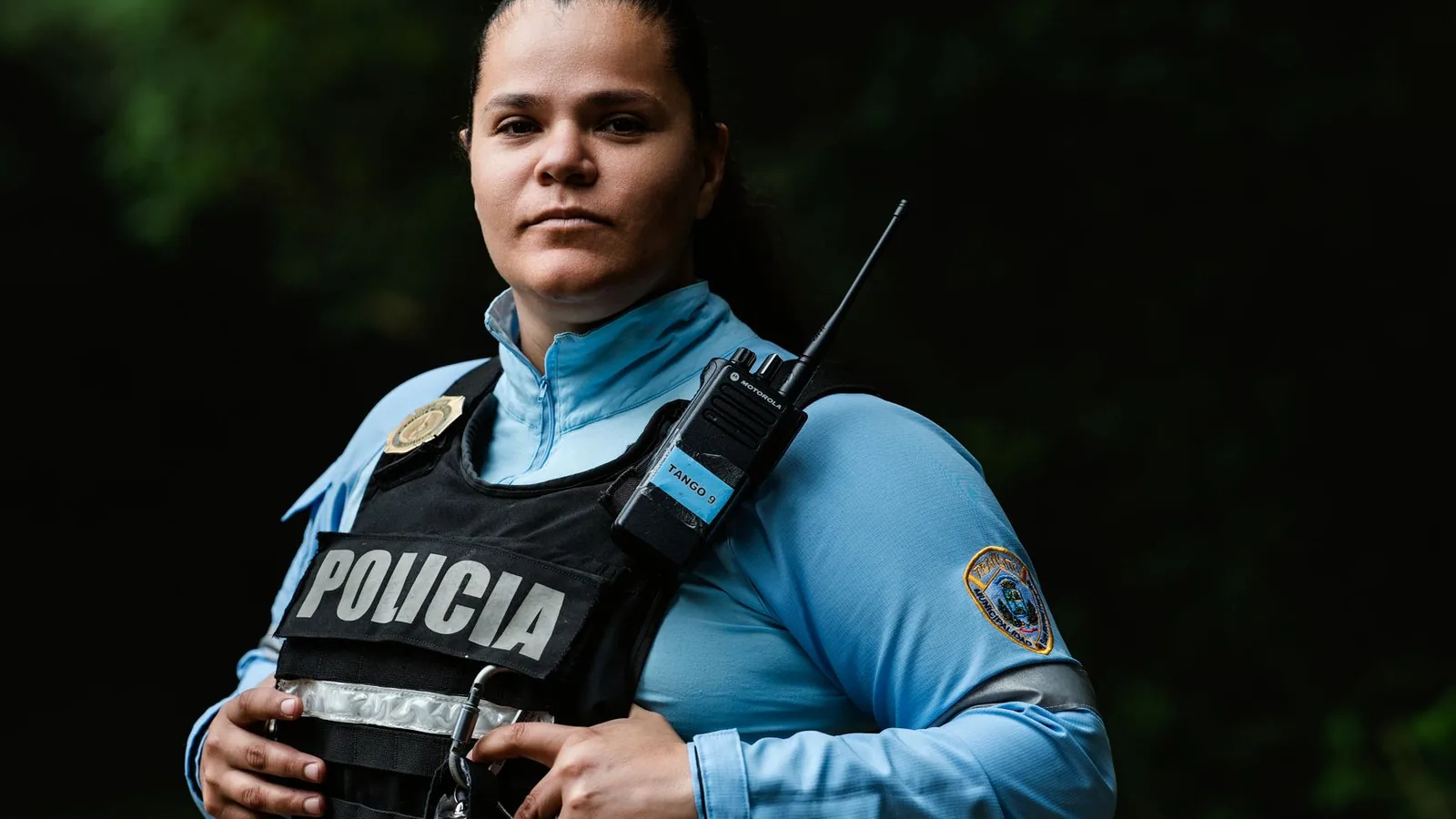 Polițistă în uniformă, cu stație radio