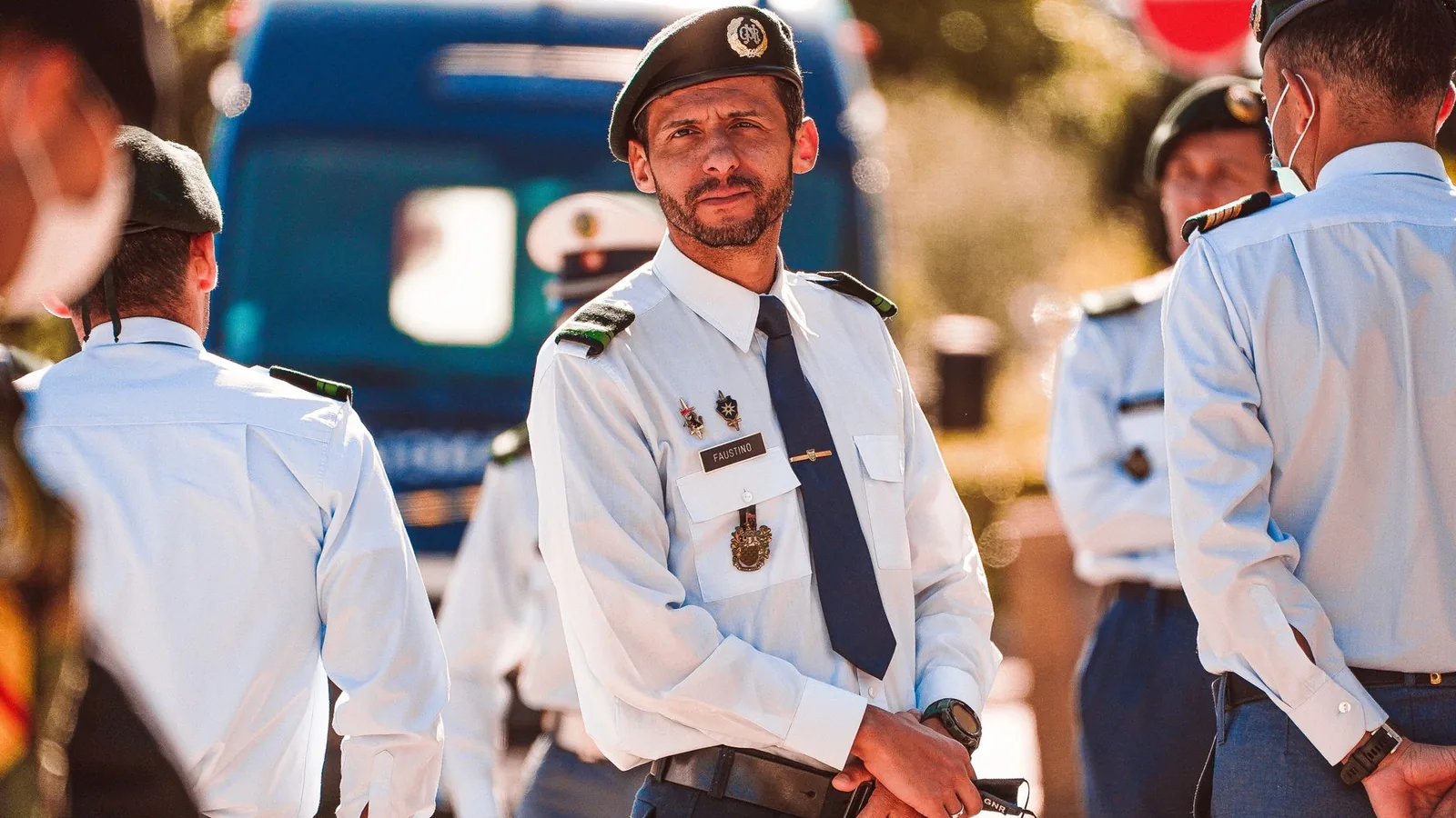 Grup de polițiști în uniformă, adunați în aer liber